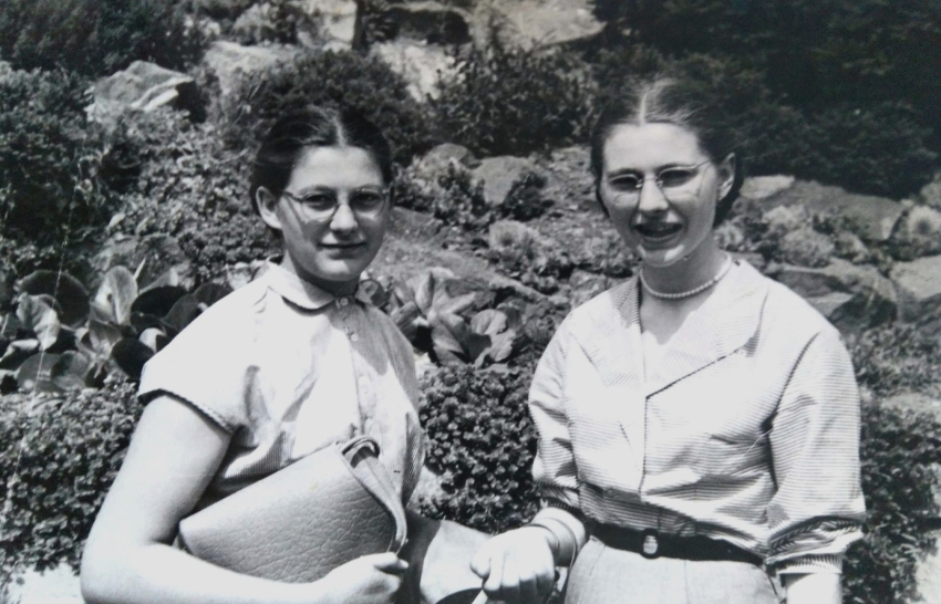 Mária Šidová (vpravo) s mladší sestrou Klárou, 50. léta. Zdroj: archiv pamětnice