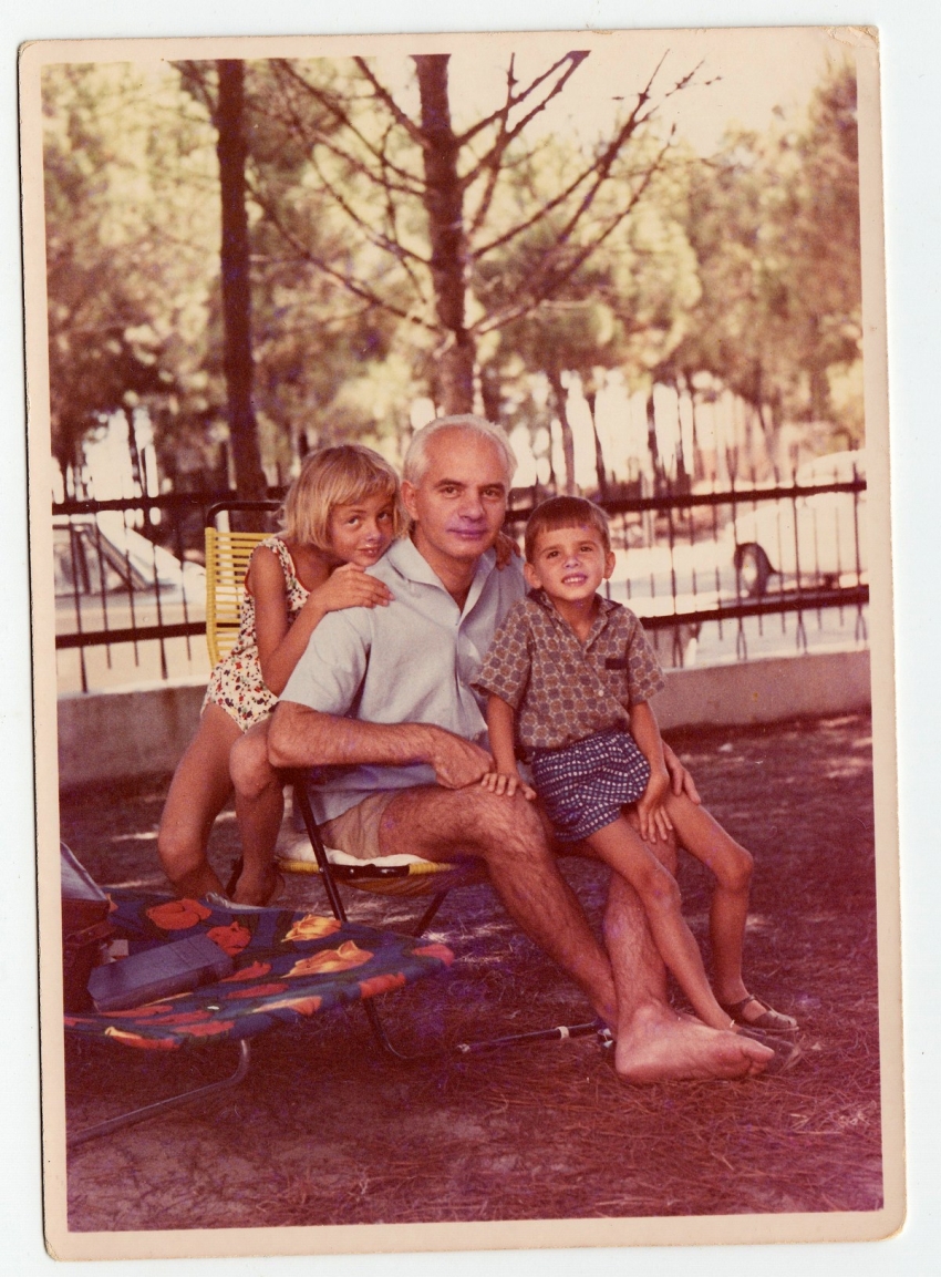 Michail Mondič se svými dětmi na dovolené v Itálii v roce 1966. Zdroj: cechoslovacivgulagu.cz