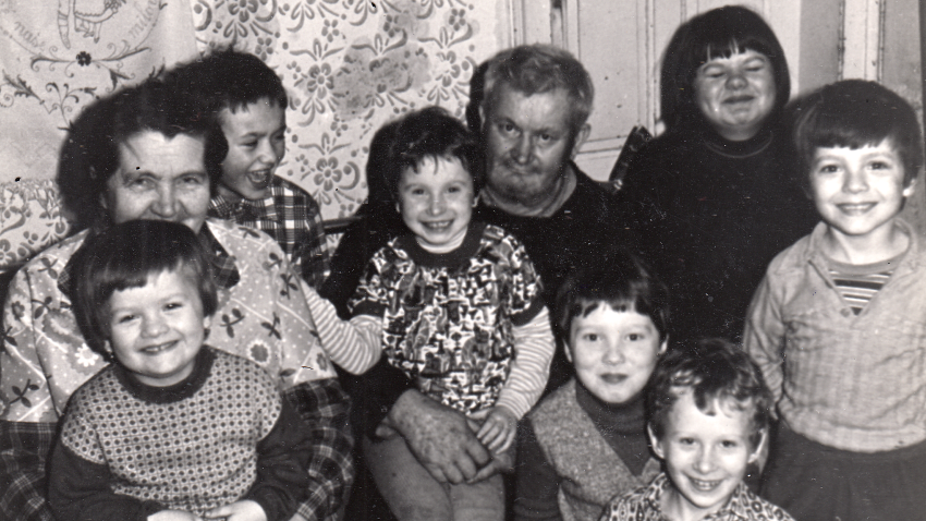 Rodiče pamětníka s vnoučaty, 80. léta. Zdroj: archiv pamětníka