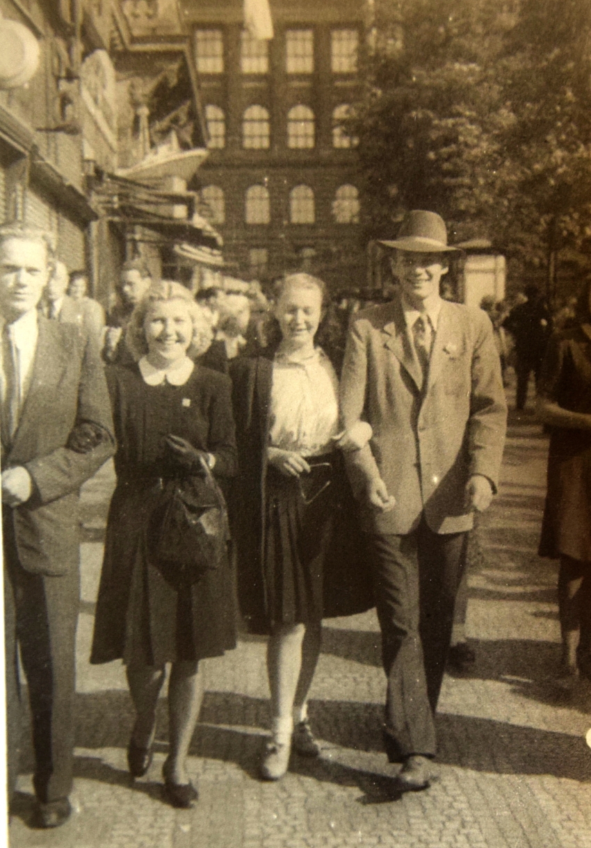 Jaroslava Slavíková se spolužáky z vysoké školy, kolem roku 1947. Zdroj: archiv pamětnice