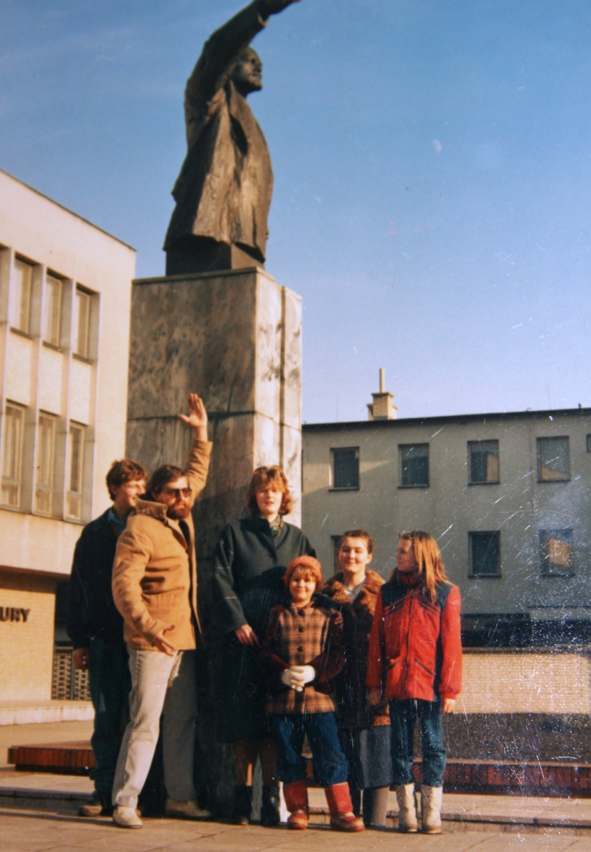 Petr Kozánek s rodinou u sochy V. I. Lenina v Kyjově. Zdroj: archiv pamětníka