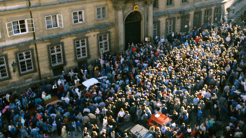 Uprchlíci z NDR před velvyslanectvím v Praze, 1989. Zdroj: archiv Markuse Rindta