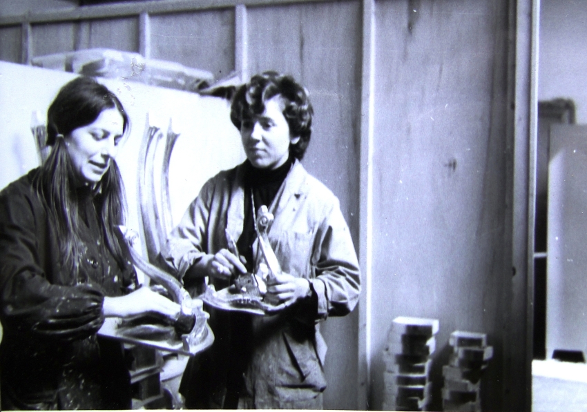 Helena s Jaroslavou Krejčovou při práci v továrně na umělecký nábytek, Florencie, 1969-70. Zdroj: archiv pamětnice