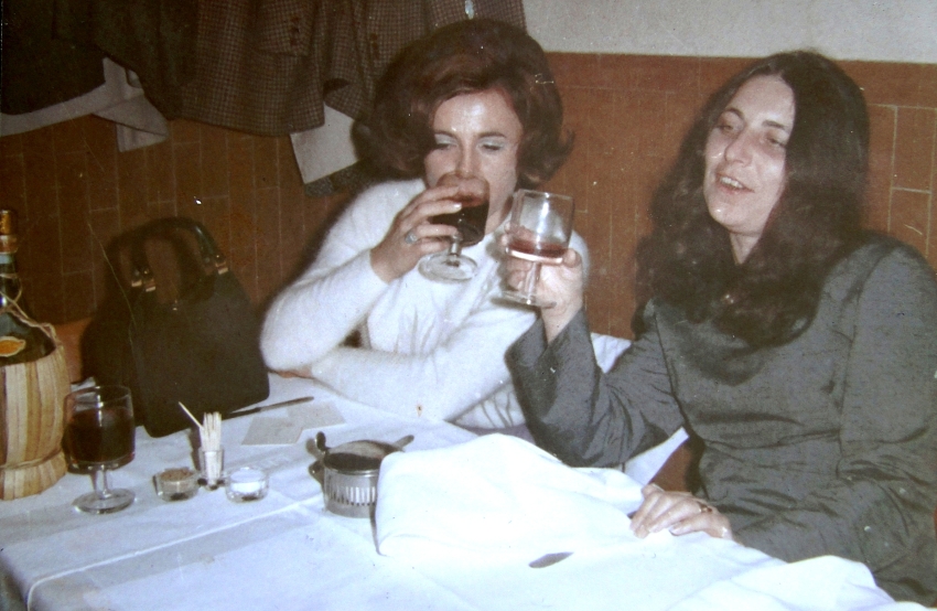 První léta v Itálii, Helena (vlevo) s kamarádkou Krejčovou, Florencie, 1969-70. Zdroj: archiv pamětnice