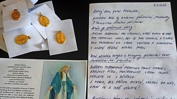 Z Ústí nad Orlicí jsme kromě příspěvku dostali 100 medailonků Panny Marie posvěcených místním panek farářem. Máme je vkládat do neprůstřelných vest...
Zdroj: Post Bellum