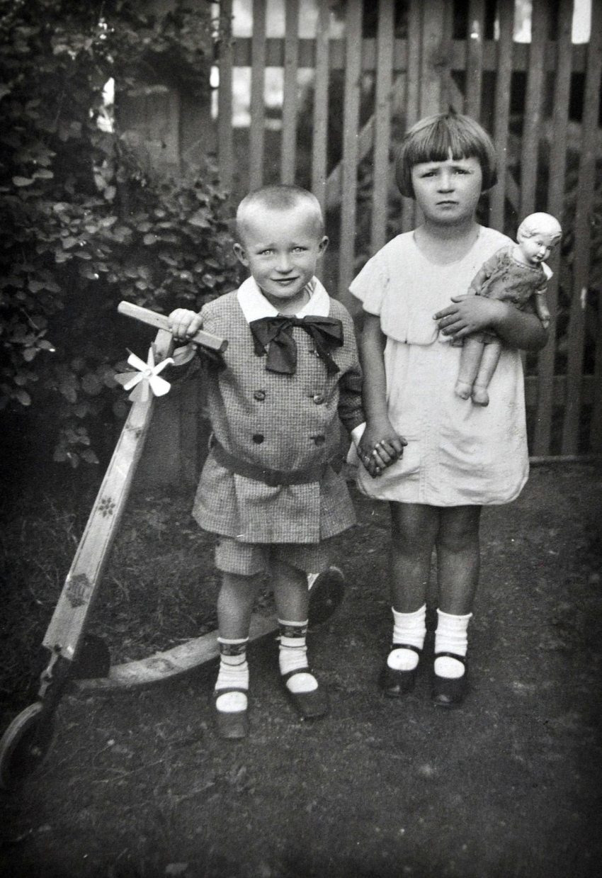 Antonín Zelenka se sestrou Květuší, Vladislav, 1930. Zdroj: archiv Antonína Zelenky