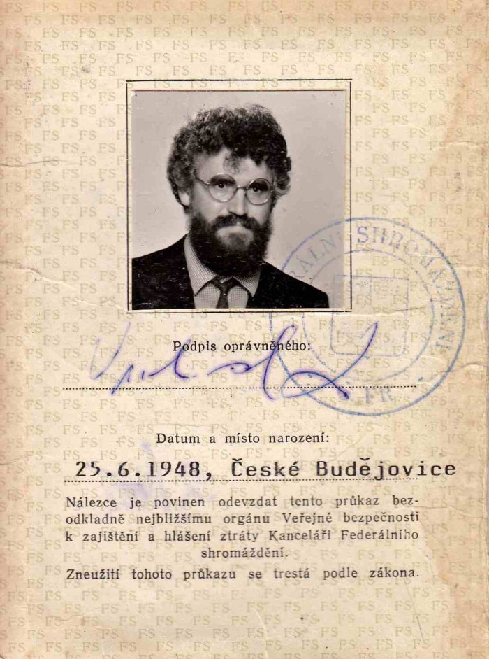 Průkaz poslance Federálního shromáždění Ladislava Vrchovského z roku 1990.