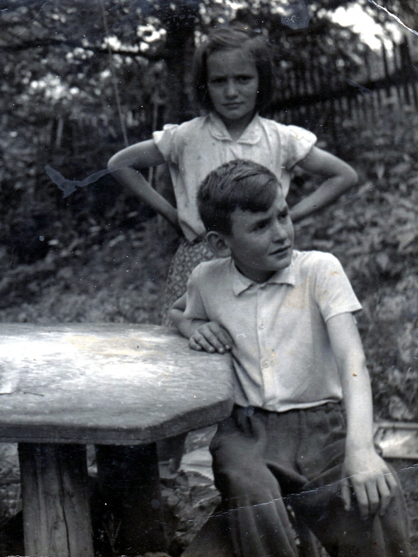 S mladší sestrou Alenou v Bukovci. Zdroj: Paměť národa
