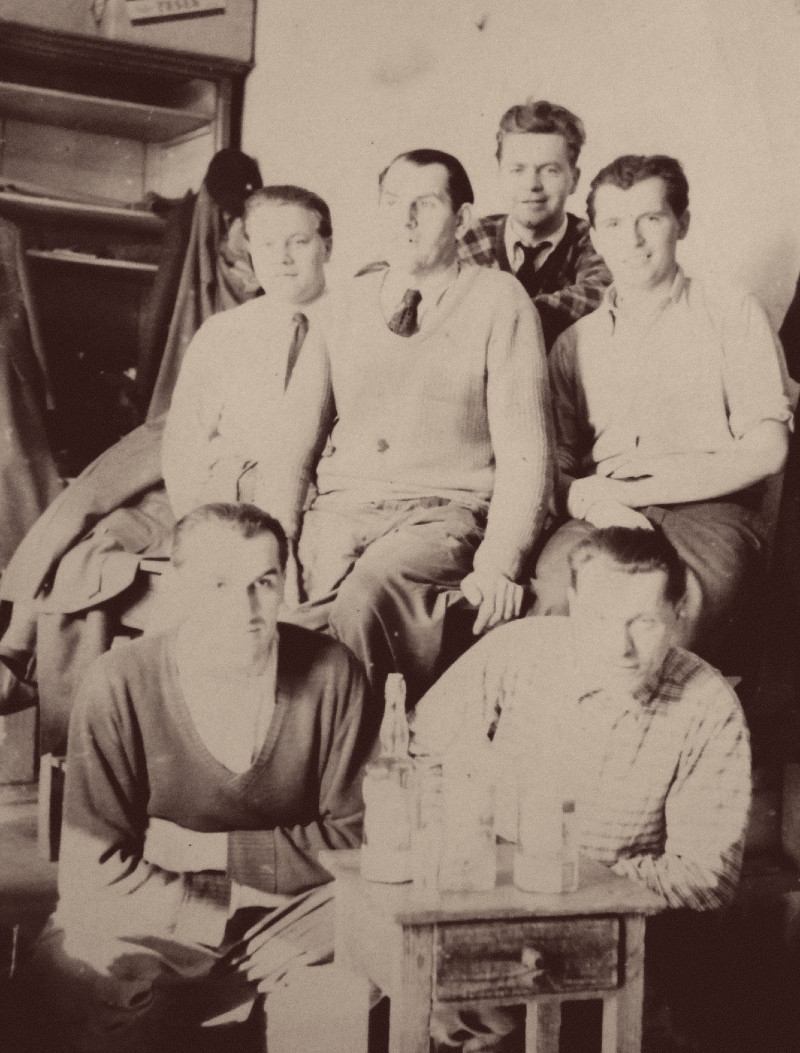 Adolf Kůrka (vpravo nahoře) v krejčovské dílně před válkou v Opavě, kde se vyučil krejčím.