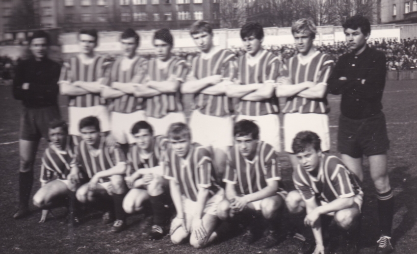 Antonín Panenka (druhý zleva nahoře) jako hráč dorostu Bohemians. Zdroj: Archiv pamětníka