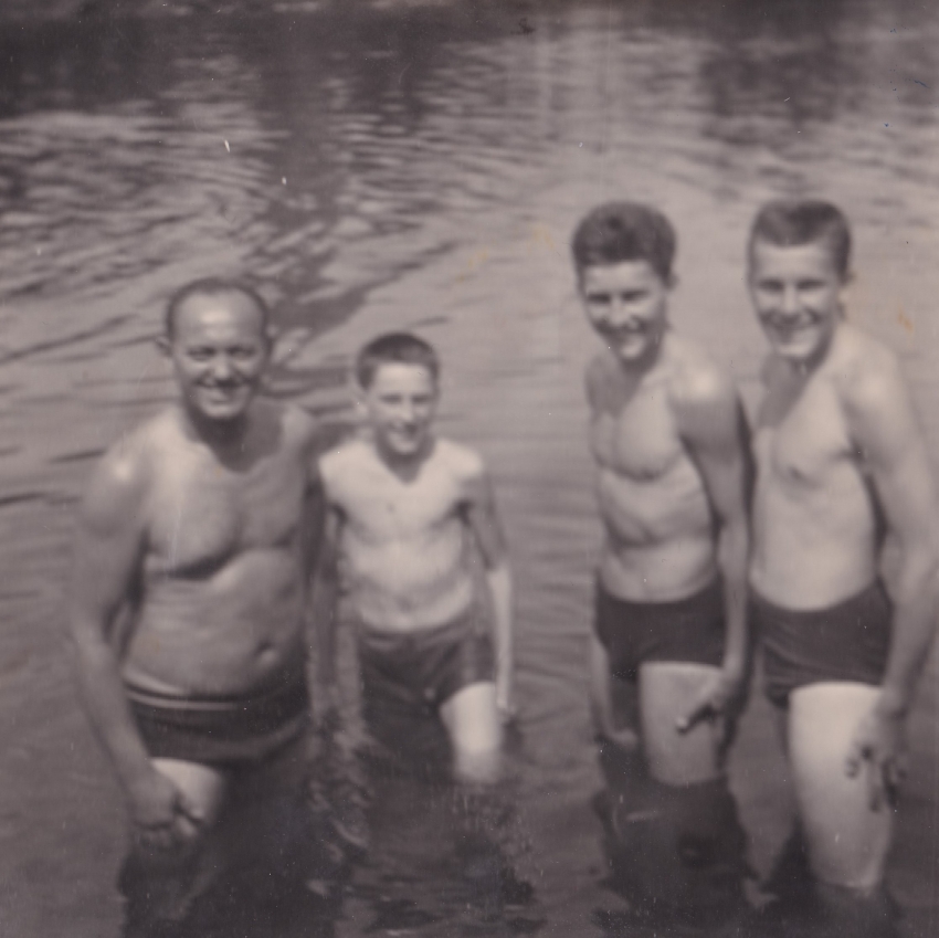 Antonín Panenka (druhý zleva) se svým otcem a staršími bratry. Zdroj: Archiv pamětníka