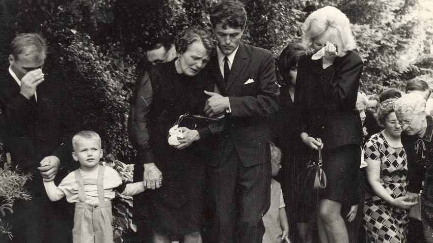 Antonie Zářecká v objetí syna Vladimíra na pohřbu svého manžela, 1970. Zdroj: archiv pamětníka