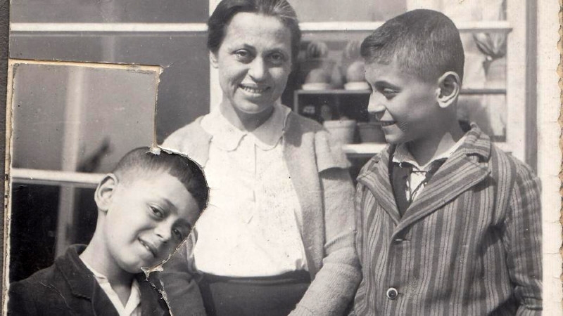 Asaf se starším bratrem a maminkou v roce 1937.