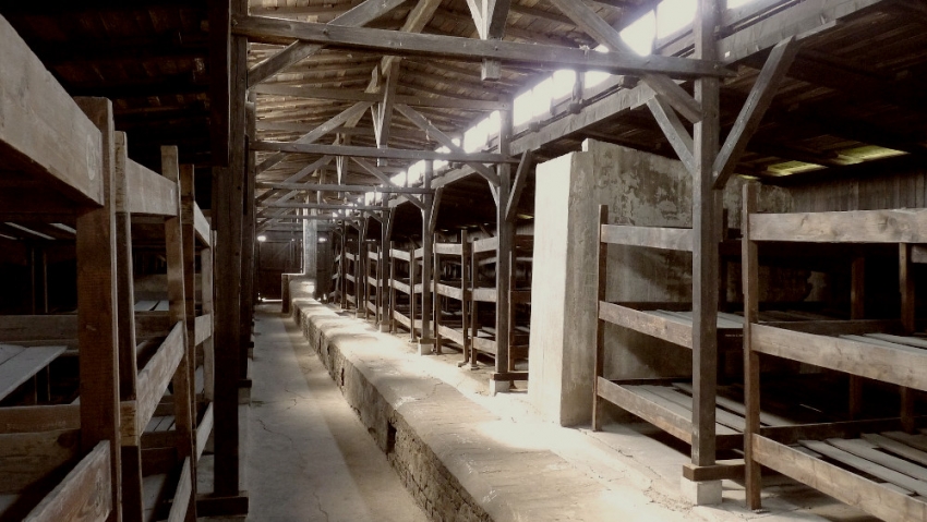 Dřevěné palandy v jednom z osvětimských baráků. Zdroj: Wikimedia Commons
