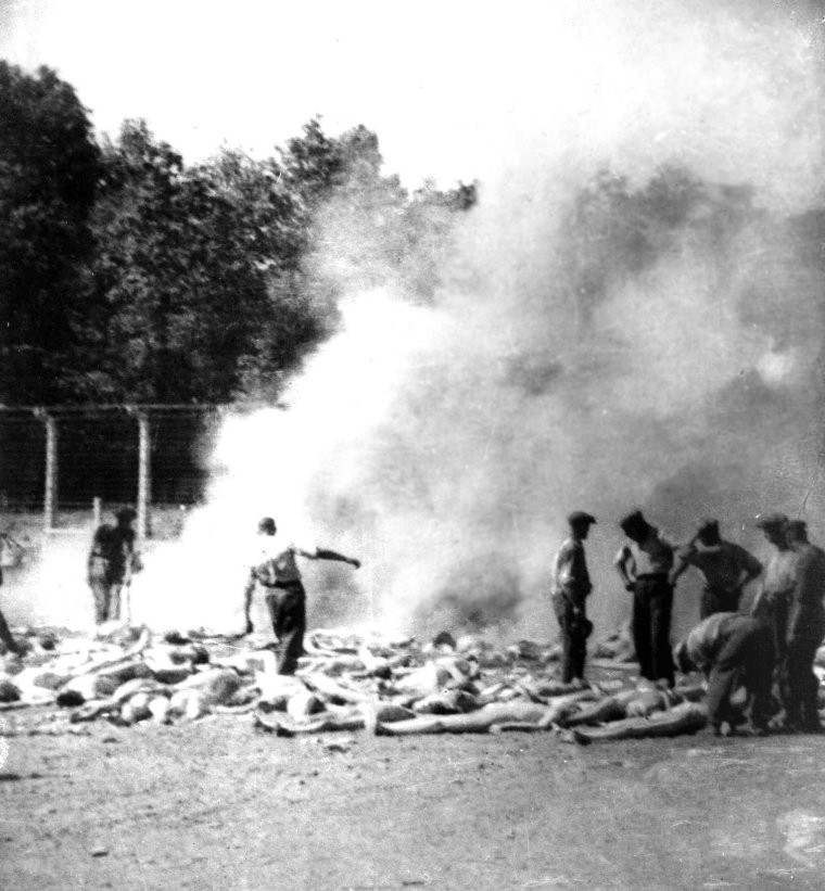 Sonderkommando u krematorií v Birkenau v srpnu roku 1944. Foto: Wikimedia Commons