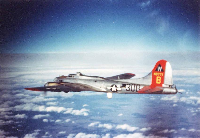 B-17 na snímku 398. bombardovací skupiny osudného 14. února 1945. Zdroj: Wikimedia Commons