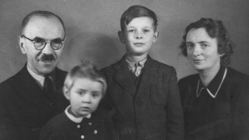 Mladý Pavel Bartovský s rodiči a sestrou. Foto: Paměť národa