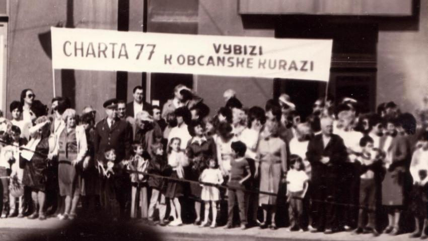 Transparent na prvomájové oslavě v Olomouci v roce 1987. Foto: Paměť národa