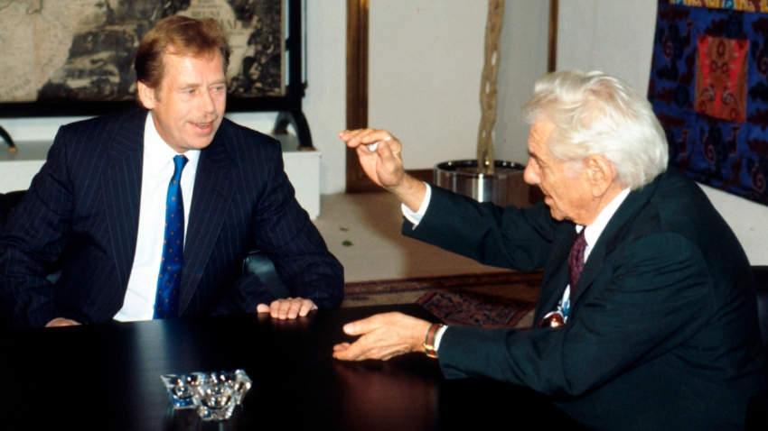 Prezident Václav Havel v rozhovoru se skladatelem a dirigentem Leonardem Bernsteinem na Pražském hradě 30. května 1990. Foto: ČTK/Michal Krumphanzl