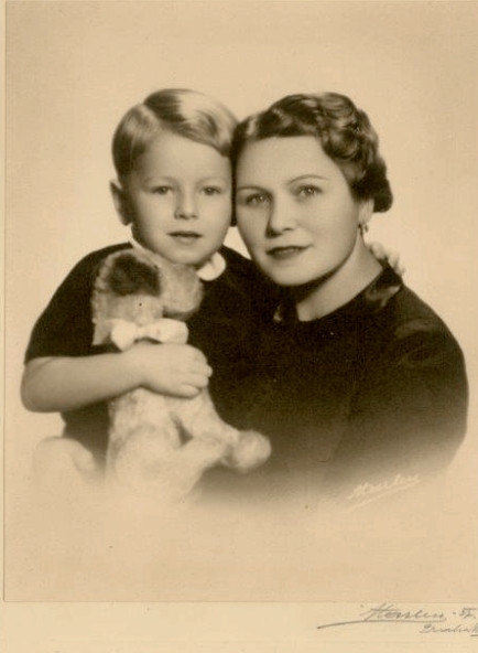 Malý Jiří s maminkou. Foto: Paměť národa