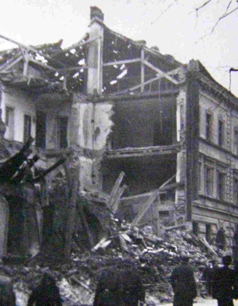 Jeden z rozbombardovaných domů v Brně. Foto: Paměť národa