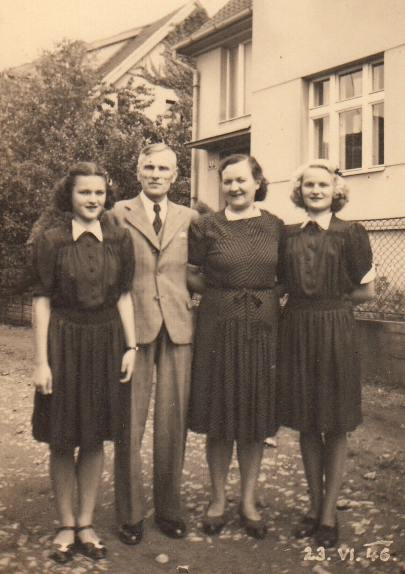 Blanka (vlevo) s rodiči a sestrou Věrou v roce 1946. Foto: Paměť národa