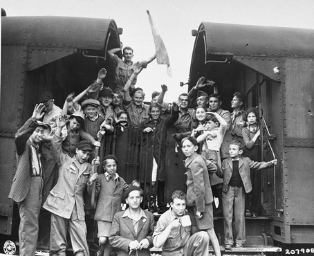 Odjezd židovských dětí z tábora Buchenwald v červnu 1945, k jejich záchraně přispěl třebíčský rodák Antonín Kalina. Foto: Wikimedia Commons/Muzeum holocaustu ve Washingtonu, D.C.