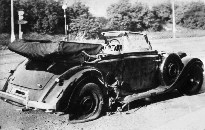 Poškozený vůz Mercedes-Benz W142 Reinharda Heydricha na místě činu.  (Deutsches Bundesarchiv)