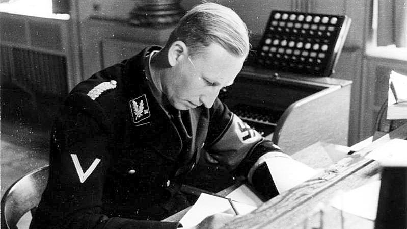 Reinhard Heydrich (1934), Zdroj: Bundesarchiv, Bild 152-50-10 / Friedrich Franz Bauer / CC-BY-SA 3.0, CC BY-SA 3.0 de