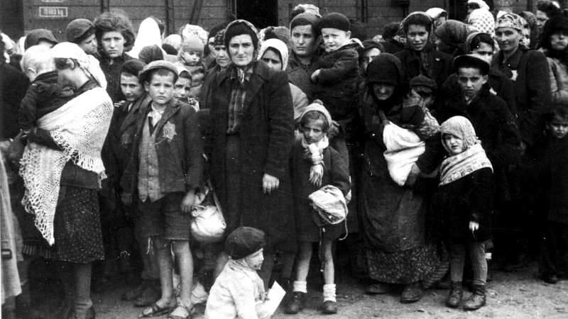 Příjezd maďarských Židů do Osvětimi zachytili v květnu 1944 dva příslušníci SS na 200 fotografiích, které po osvobození našla maďarská Židovka Lili Jacob v pobočném táboře Gross Rosen v Mittelbau-Dora. Zdroj: Wikimedia Commons