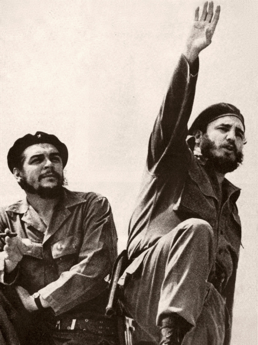 Fidel Castro (vpravo) s vůdcem kubánských gueril Che Guevarou v roce 1961, kdy Che Guevara řídil ministerstvo průmyslu a poradce dělal i československý ekonom Valtr Komárek. V roce 1966 opustil Che Guevara Kubu kvůli rozporům s Castrem. Foto: Wikimedia Commons/Alberto Korda/Public Domain