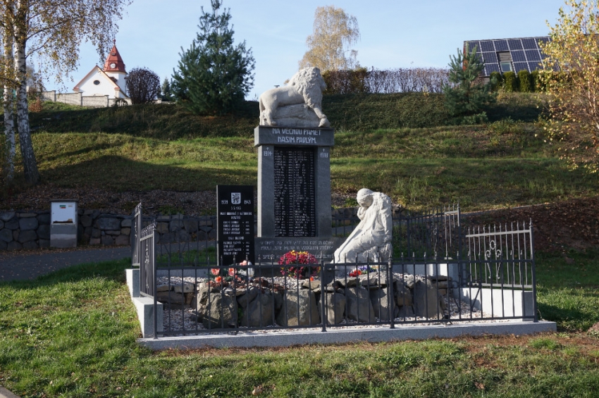 Pomník padlým v obou válkách v Chuchelně. Foto: Martin Veselka, Wikimedia Commons CC BY-SA 4.0
