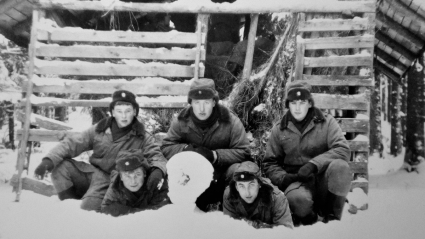 Pavel Mahdal (vpravo) na zimním cvičení na Dobré Vodě v roce 1985.