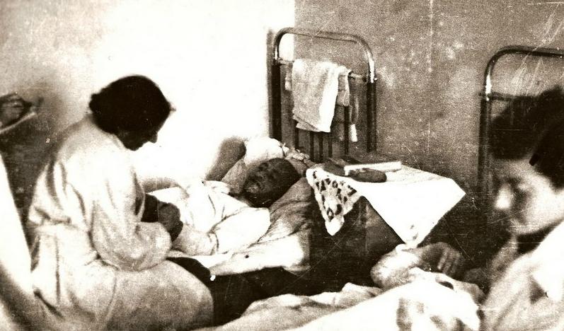 Dr. G. Englová v polní nemocnici na vizitě u pacienta, vpravo zdrav. sestra Žofie Scheimannová v roce 1944.