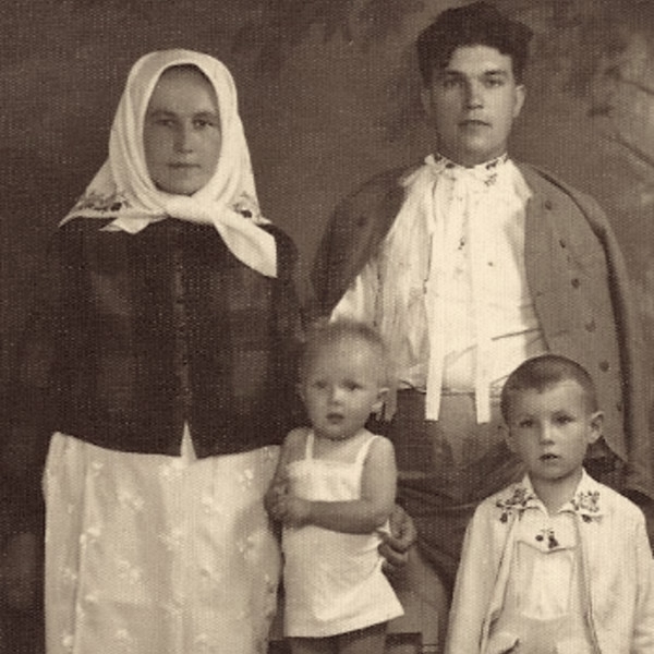 Petr Esterka s maminkou a sourozenci. Foto: Paměť národa