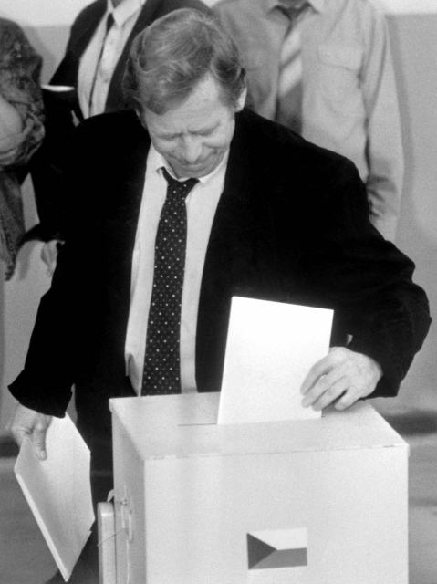 Václav Havel ve volbní místnosti 8. června 1990. Foto: ČTK