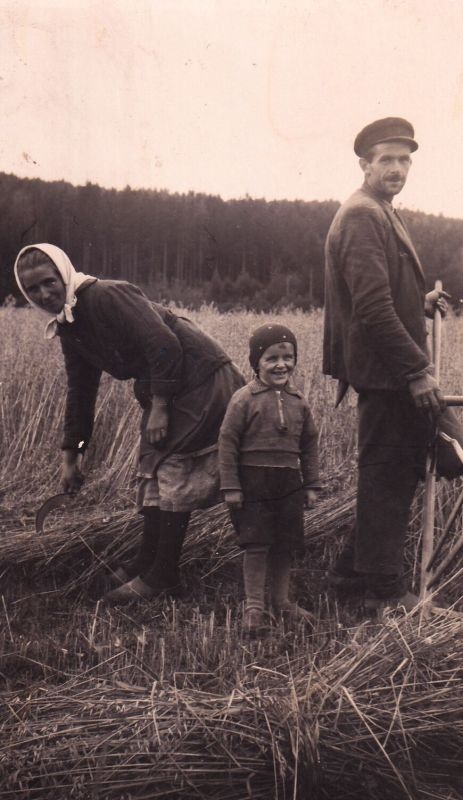 Friedrich Reithmeier s rodiči na poli. Zdroj Paměť národa / archiv pamětníka