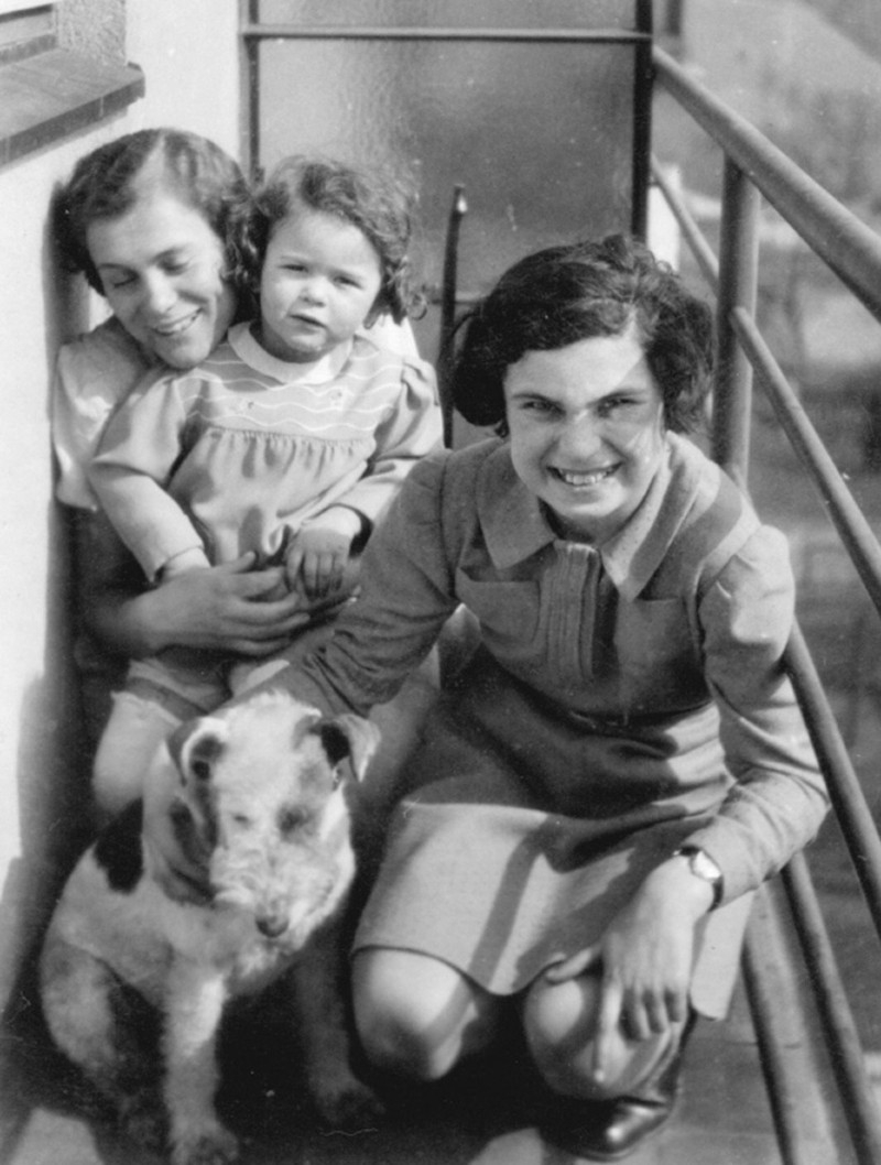 Brigita (vpravo) na návštěvě u známých těsně před odjezdem do Terezína v roce 1941.