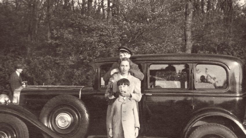 Hanuš (nahoře) a Štěpán Gaertnerovi s maminkou Editou v roce 1937. Zdroj: Paměť národa