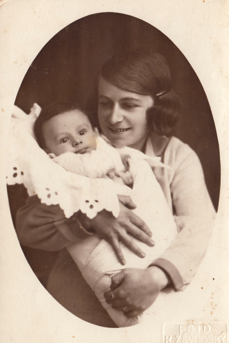 Hedvika Huschová s prvorozeným synem Richardem. Foto: Paměť národa
