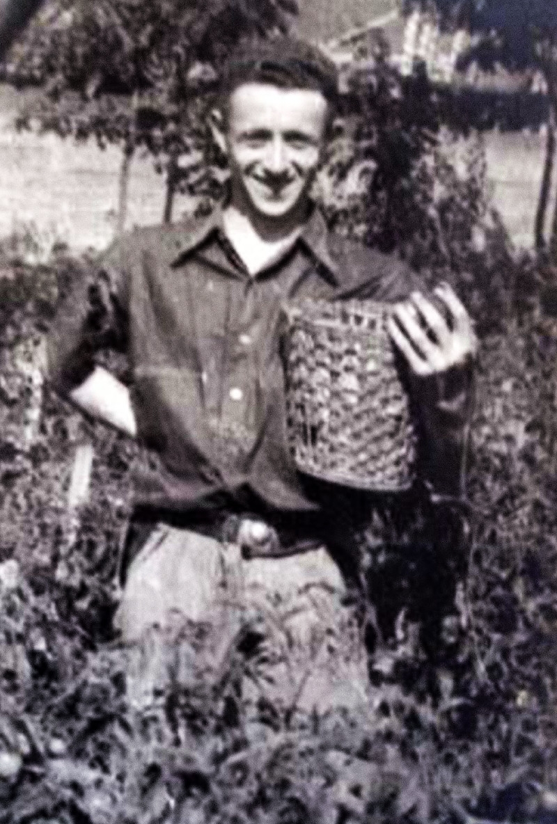 Heinz v zelinářské zahradě židovského blázince v Hloubětíně, kde za války pracoval. Foto: Paměť národa