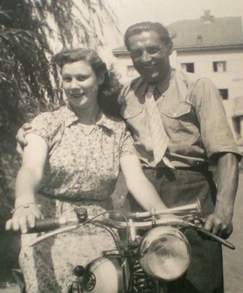 Helena v roce 1946 u zámku s kulturním lektorem Vladimírem Rubešem. Zdroj: Paměť národa