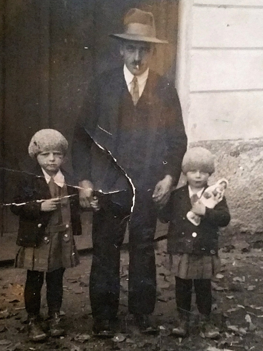 Hermina Musilová s otcem a sestrou. Zdroj: Archiv pamětnice