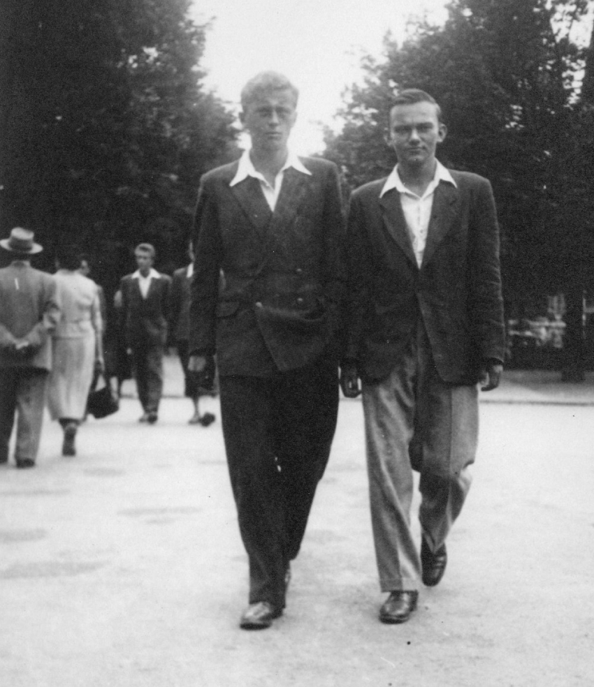 Vladimír Hradec s Ctiradem Mašínem (vpravo) na promenádě v Poděbradech. Foto: Paměť národa