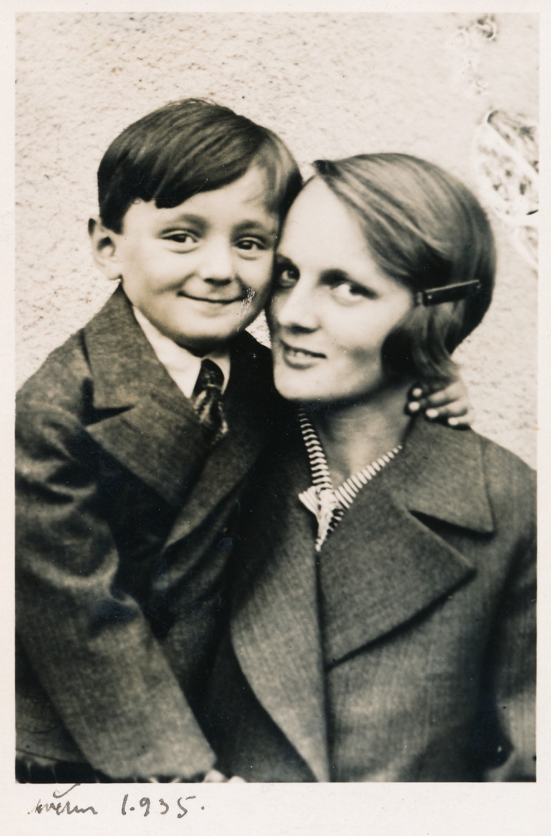 Zdeněk Hubáček s maminkou. Foto: Paměť národa