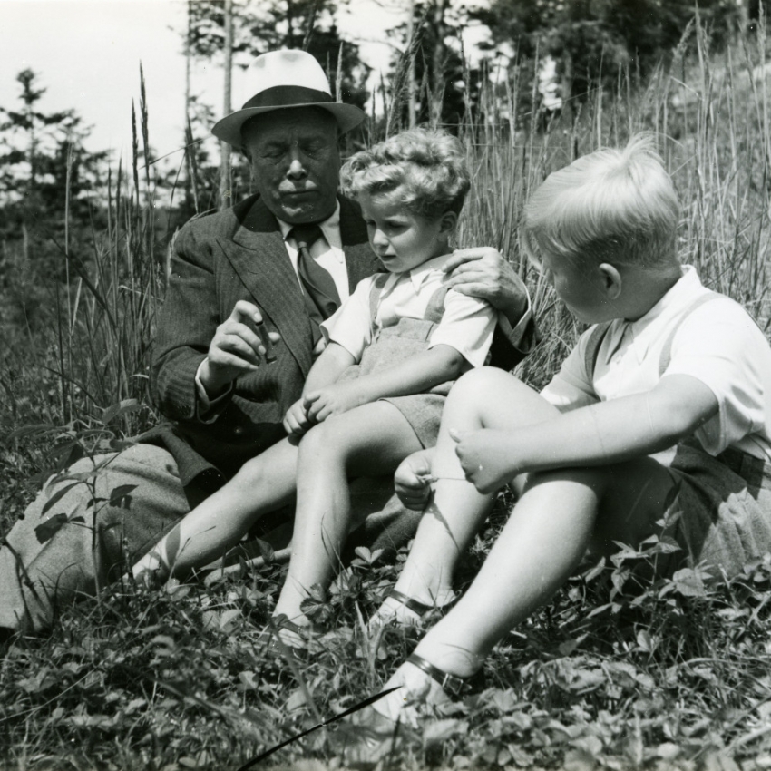 S dědečkem Vavrečkou a s o dva roky starším bratrem Václavem na Havlově v roce 1943. Foto: archiv Ivana M. Havla