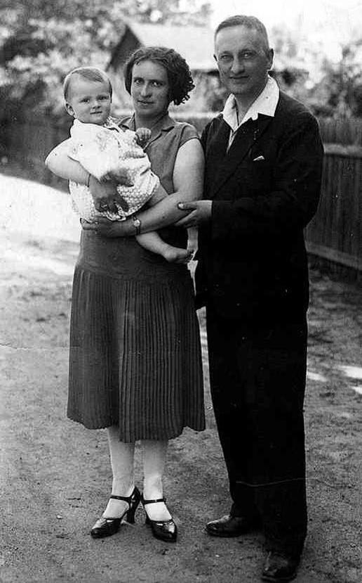 Hugovi rodiče s bratrem Gerhardem v roce 1930.