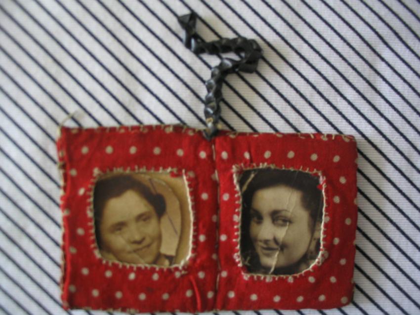 Ručně šitý medailonek s portréty matky a sestry Anny Hyndrákové, které zahynuly v Osvětimi. Foto: Paměť národa
