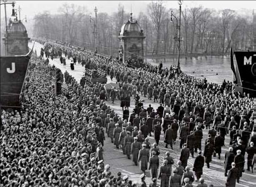 Pohřeb Jana Masaryka 13. března byl celonárodní tichou manifestací: pohřební průvod na mostě Legií.