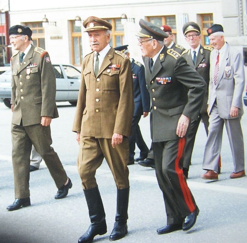 Alfred Janský se skupinou válečných veteránů v roce 1995. Na snímku druhý zleva. Zdroj: Paměť národa / archiv pamětníka